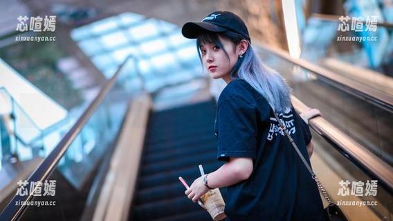 Akisoso秋楚楚的泳装分享节，忠告：别盯着岸上的路人看，水中更精彩。