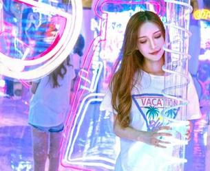 Feilin嗲囡囡 – SiByl李思宁的夏天图包：下载后，愿你也能像她一样轻松吃冰淇淋，脸上不留痕迹！