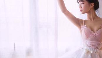 GIRLT果团网 – 蜜桃Q妹儿又来放福利了，肉丝图集国际章，速来围观！