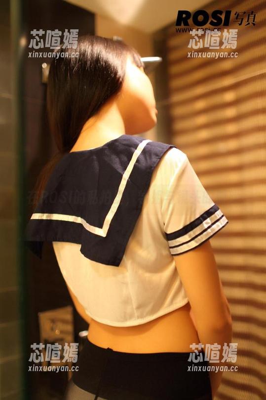 在ROSI的私拍里，学姐与镜头的游戏