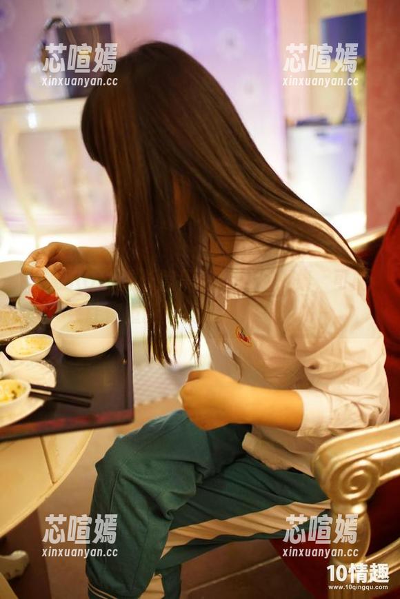 下载ROSI的长筒黑色丝袜写真集，可能会让你重新审视袜子的美学哟～