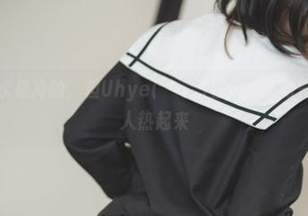 浴缸的水是冷的，但Uhye(이유혜)在cos里的气息却让人热起来