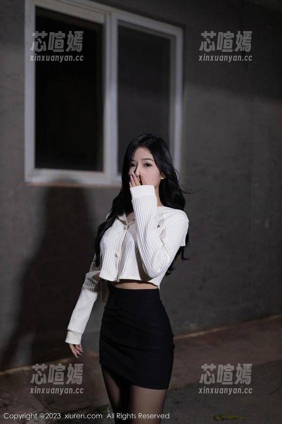 Xiuren秀人网 - 修女写真中的林文文，看似严肃，实则偷偷往后又是一张妩媚的面孔！