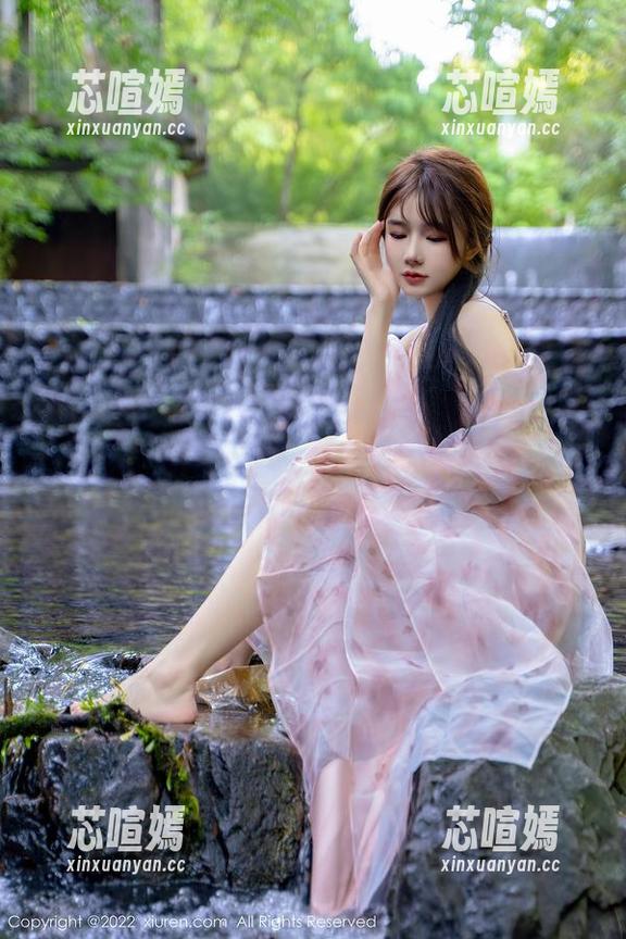Xiuren秀人网 - 小鱼在水中，白浅浅的泳装写真该来一波探戈