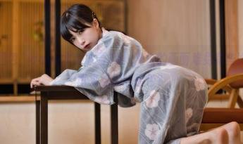 更新新图包，aqua水淼冰雪2b，纯白的画面难免有些冷，要不再来点别的颜色？