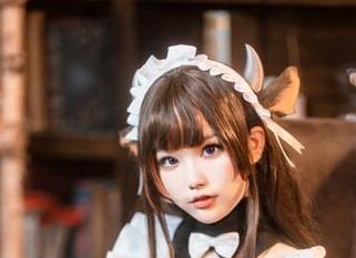 走过眼前的七七娜娜子，图片里久岐忍的那种目光真让人停不下来。