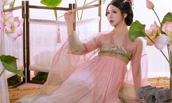 看！云溪溪奶桃又来给我们奉上高清比基尼图片，瑟瑟发抖的我只能咽下口水！