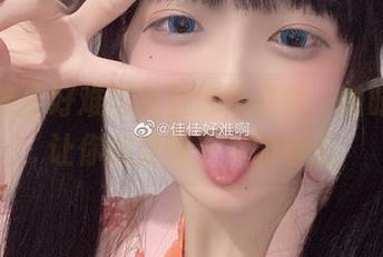 下载佳佳好难啊的魅魔作品集，随时可能让你感受到小小的窘迫