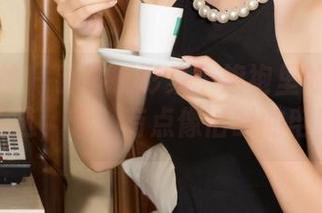 克拉女神 – 钟淇摄影集：旗袍里的那些图片精选，哈，有点像旧时的电影。