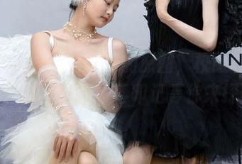 初夏女神 – 看看依依的原图，校服和37码运动鞋，满满的青春印记等你来探讨！