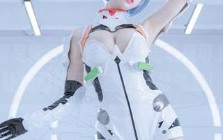 在这满是粉色的作品里，周叽是可爱兔兔让我们领悟了些许轻松气息！