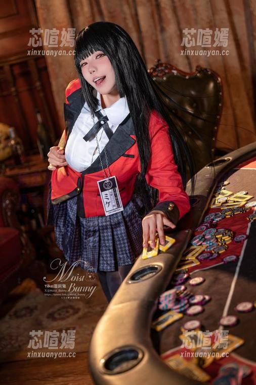她在海边，这是一组属于咬人小小兔的写真套图，且总让我回想起小时候的沙滩！
