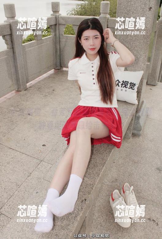 小众视觉 - 看芳芳的粉色写真，完全被那种羞涩的气息给击中了。
