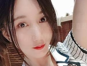 微密圈 – 小玉吃果冻与红裙，私房作品简直是一曲动人的旋律，连我都频频回头。