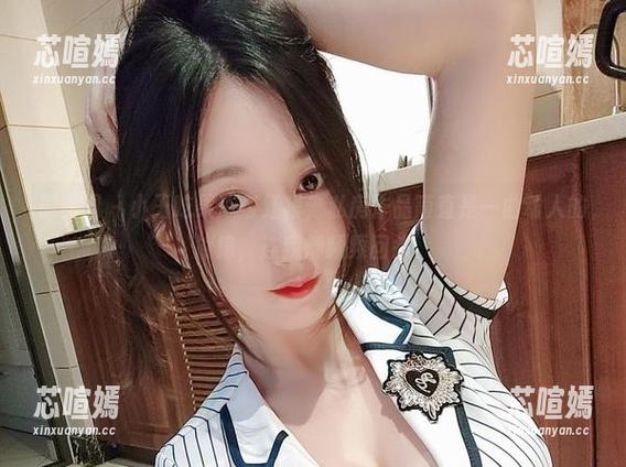 微密圈 - 小玉吃果冻与红裙，私房作品简直是一曲动人的旋律，连我都频频回头。