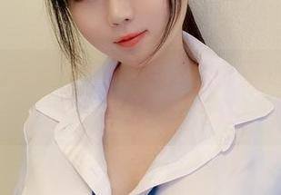 是依酱呀的黑色皮裙如何成为精选写真集里那个‘哇’的存在！