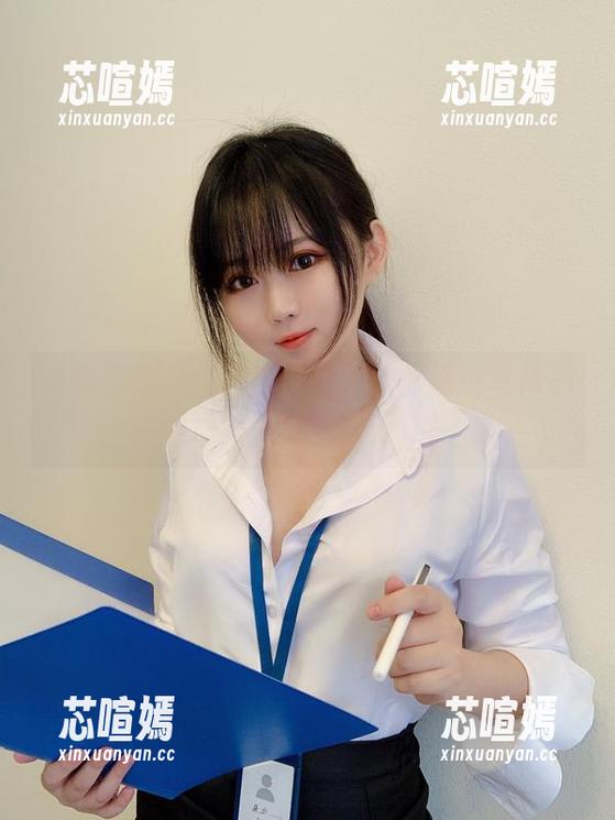 是依酱呀的黑色皮裙如何成为精选写真集里那个‘哇’的存在！