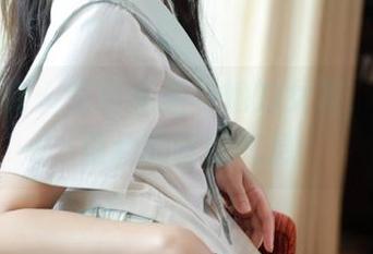 模范学院 – 草莓兔兔与她的女友，图库里隐约的暧昧气息