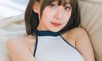 原图里的浅安安，白裙似乎在和风窃窃私语
