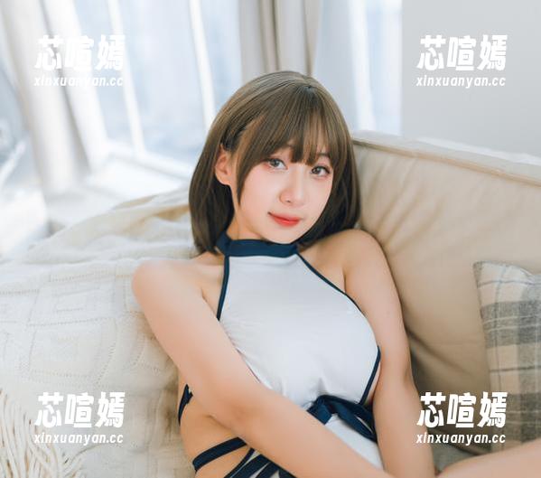 原图里的浅安安，白裙似乎在和风窃窃私语
