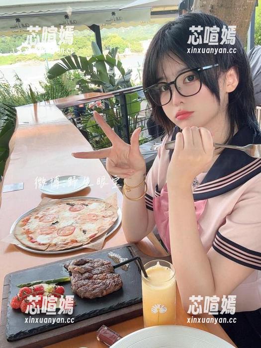 眼酱大魔王w的JK少女写真，壁纸也开始流行反转戏码！
