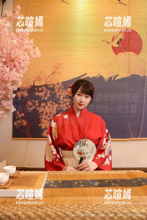 秀人网 - 原图更新：tina_甜仔穿短裤泡图书馆，果然书香与短裤交织出一种古怪的高萌感…