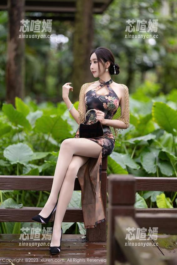 秀人网 - 精选套图里的黄乐然：镂空内衣与白衬衫，调皮又迷人的组合！