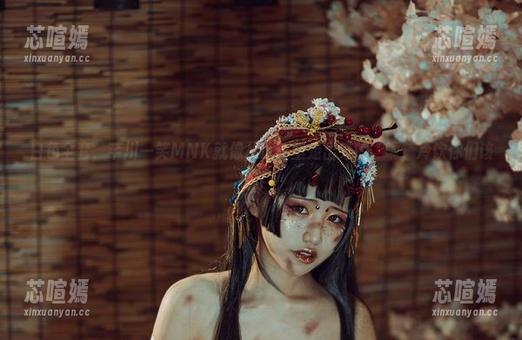 白色全套，芊川一笑MNK就像从冰箱里走出来的，呃，冷饮你们该怕了！