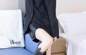 袜啵啵 – 高跟凉鞋，在小沫的私拍里，悄然成了一种态度…