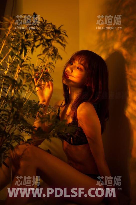 轰趴猫-陈雅漫 轰趴猫 - 更新你的穿搭灵感,陈雅漫棉袜写真,把日常变成奇遇!