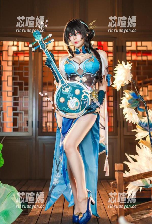 从正面到侧面，阿九从不咕咕的每一张cos自拍都让人想多看几眼。