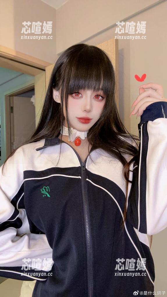 阿九从不咕咕的天台探险：一场关于壁纸和姿态的嬉戏