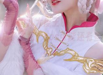 这些照片里露儿大魔王的裸足，真有一点不小心成了主角，cos可能还有些小心机哦。