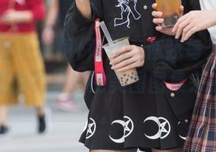 魔镜街拍 – 灰裙+薄丝，使我每天都想去上班的理由？婷婷的美图图集来探讨一下。
