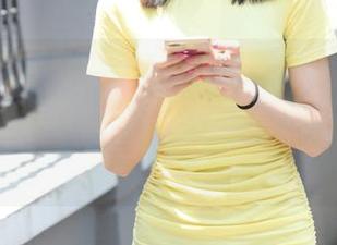魔镜街拍 – 商业广场+哈哈镜=萌宝儿无与伦比的包臀裙写照！快来瞧瞧这些美图壁纸，乐翻天！