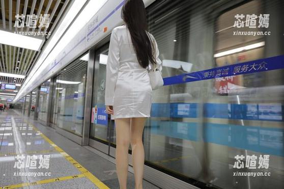 魔镜街拍 魔镜街拍:肉丝旗袍小姐姐在凉亭里,凉风习习,套图绝了!
