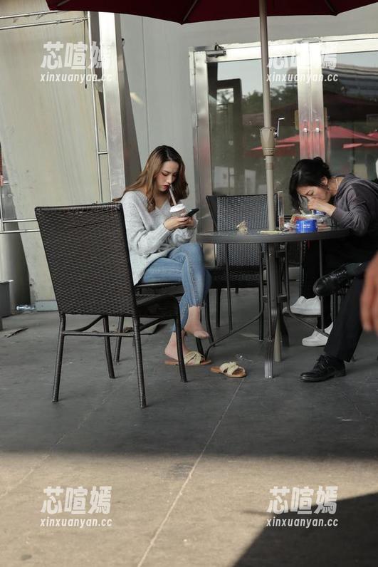 走起！魔镜街拍最新作品集，白丝吊带袜让街头变身童话！